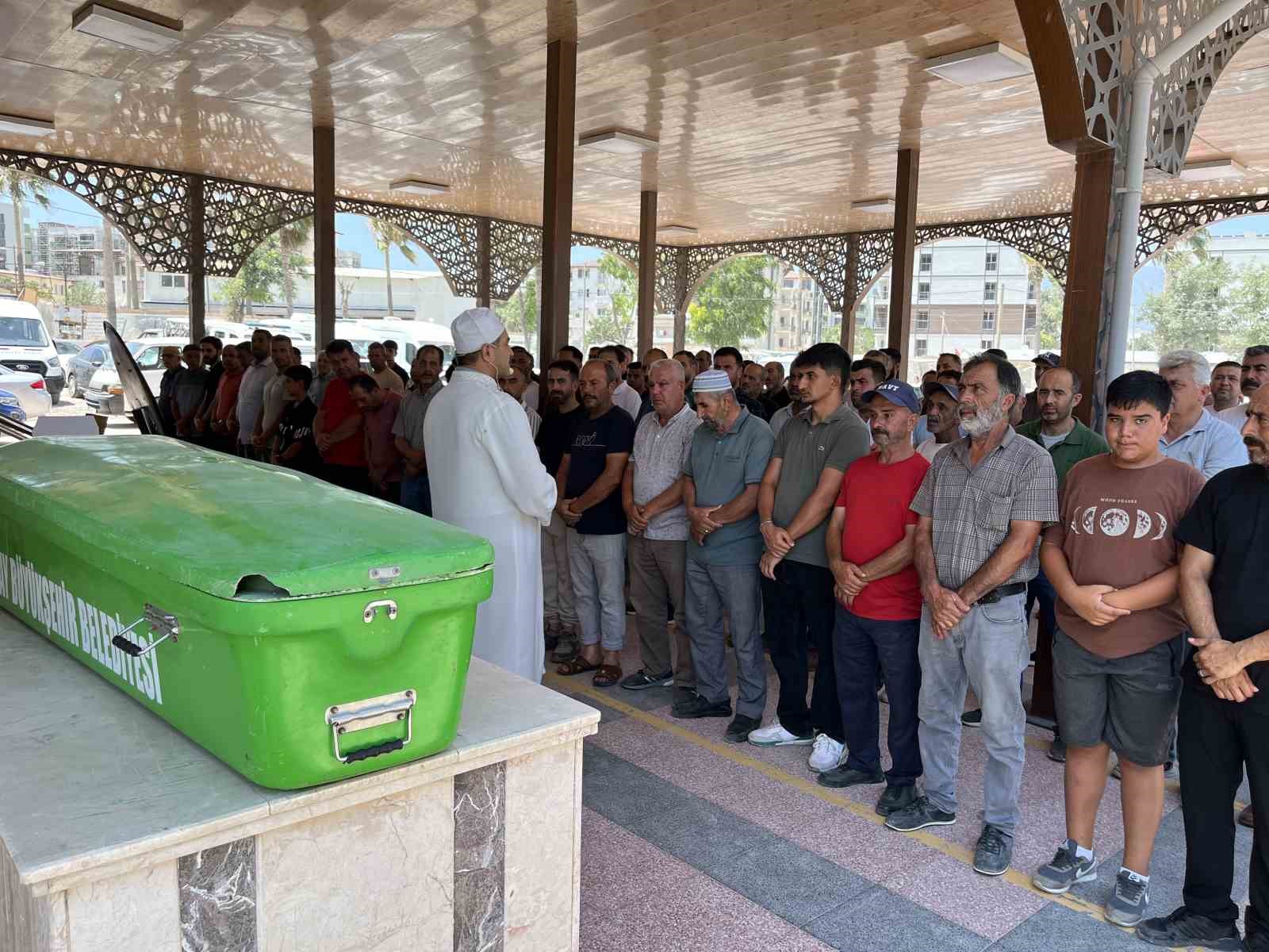 YOLA KAÇAN TOPUNU YAKALAMAK İSTERKEN PİKABIN ÇARPTIĞI UMUT SON YOLCULUĞUNA UĞURLANDI