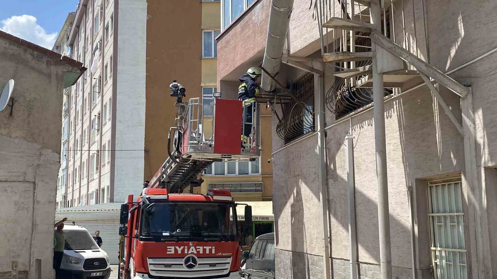 ESKİŞEHİR’DE FIRIN BACASINDA ÇIKAN YANGIN PANİĞE SEBEP OLDU