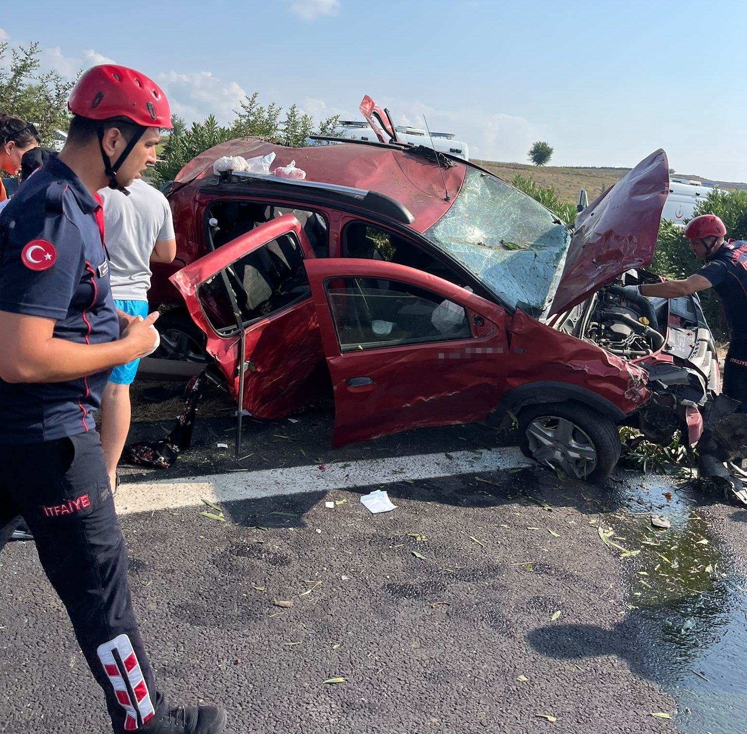 TAG OTOYOLU’NDA OTOMOBİL BARİYERLERE ÇARPTI: 1’İ ÇOCUK 5 YARALI