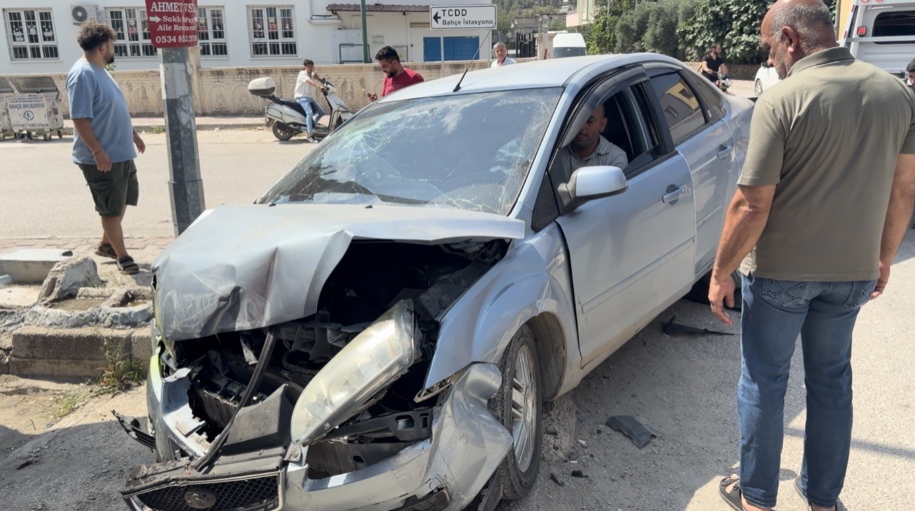 OSMANİYE’DE OTOMOBİLLER ÇARPIŞTI: 1 YARALI