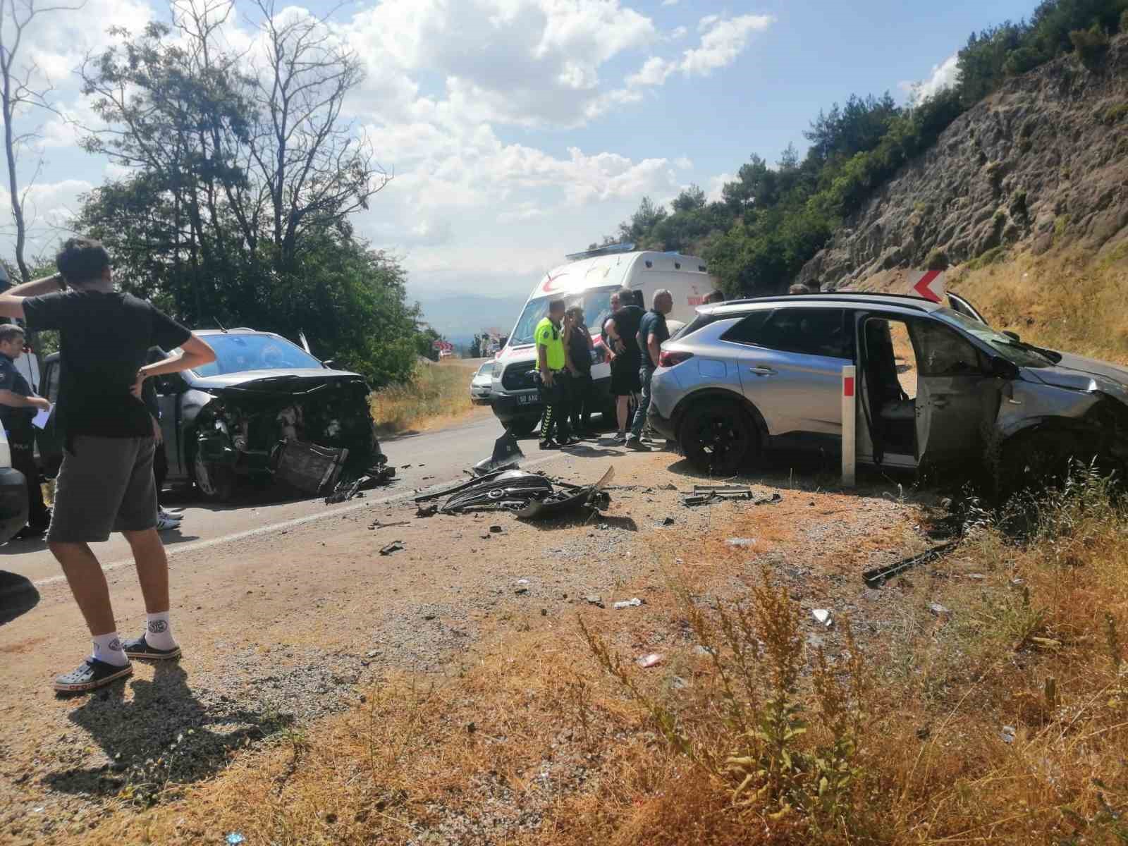 TOKAT’TA OTOMOBİLLER KAFA KAFAYA ÇARPIŞTI: 10 YARALI