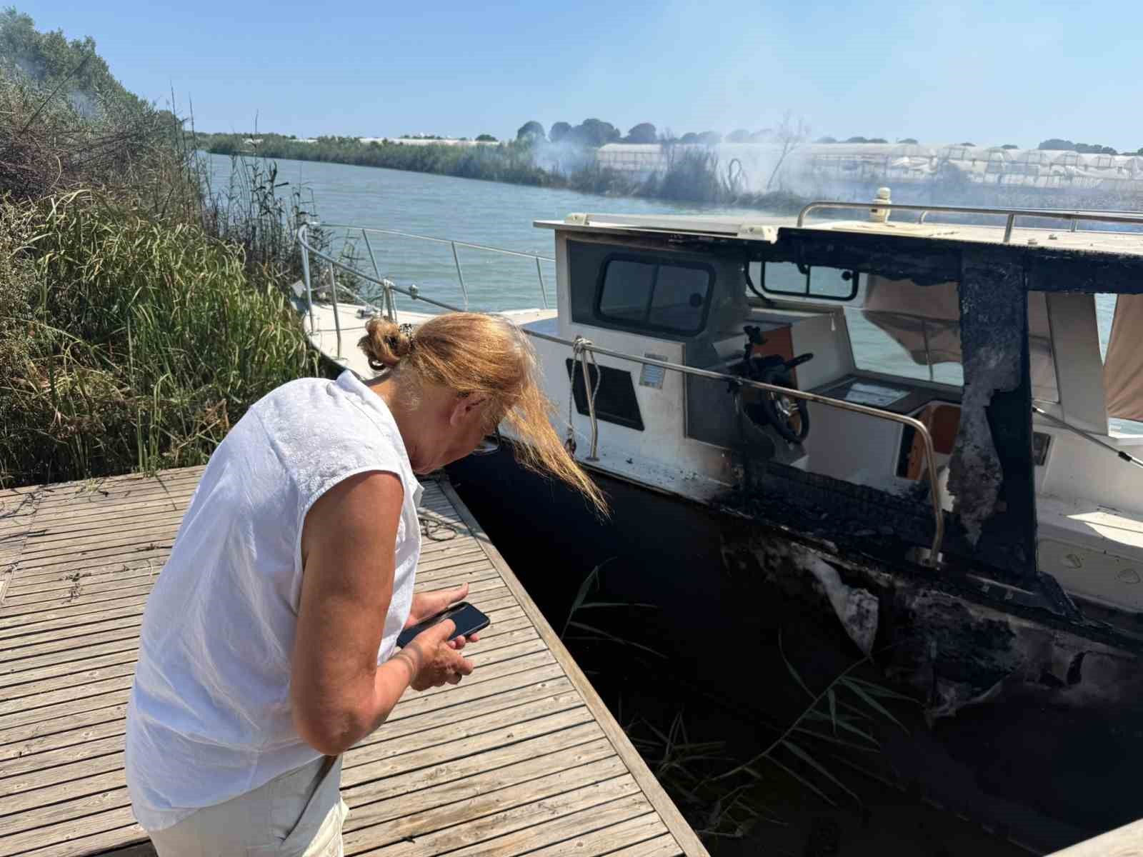 RÜZGARIN BÜYÜTTÜĞÜ YANGIN VİLLANIN BAHÇESİNE SIÇRADI, MİLYONLUK TEKNE HASAR GÖRDÜ