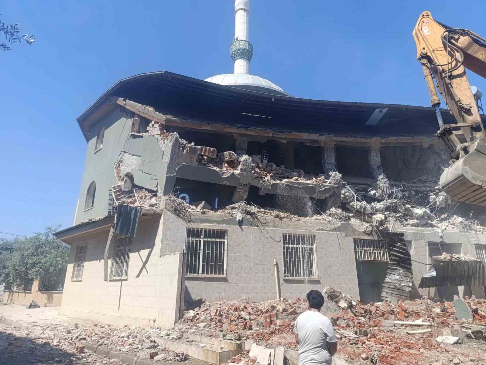 MANİSA’DA 28 YILLIK CAMİ YIKILIYOR