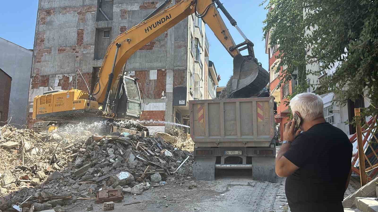 KAĞITHANE’DE KONTROLSÜZ YIKIM: MOLOZLAR ÇEVREDEKİ BİNALARA HASAR VERDİ