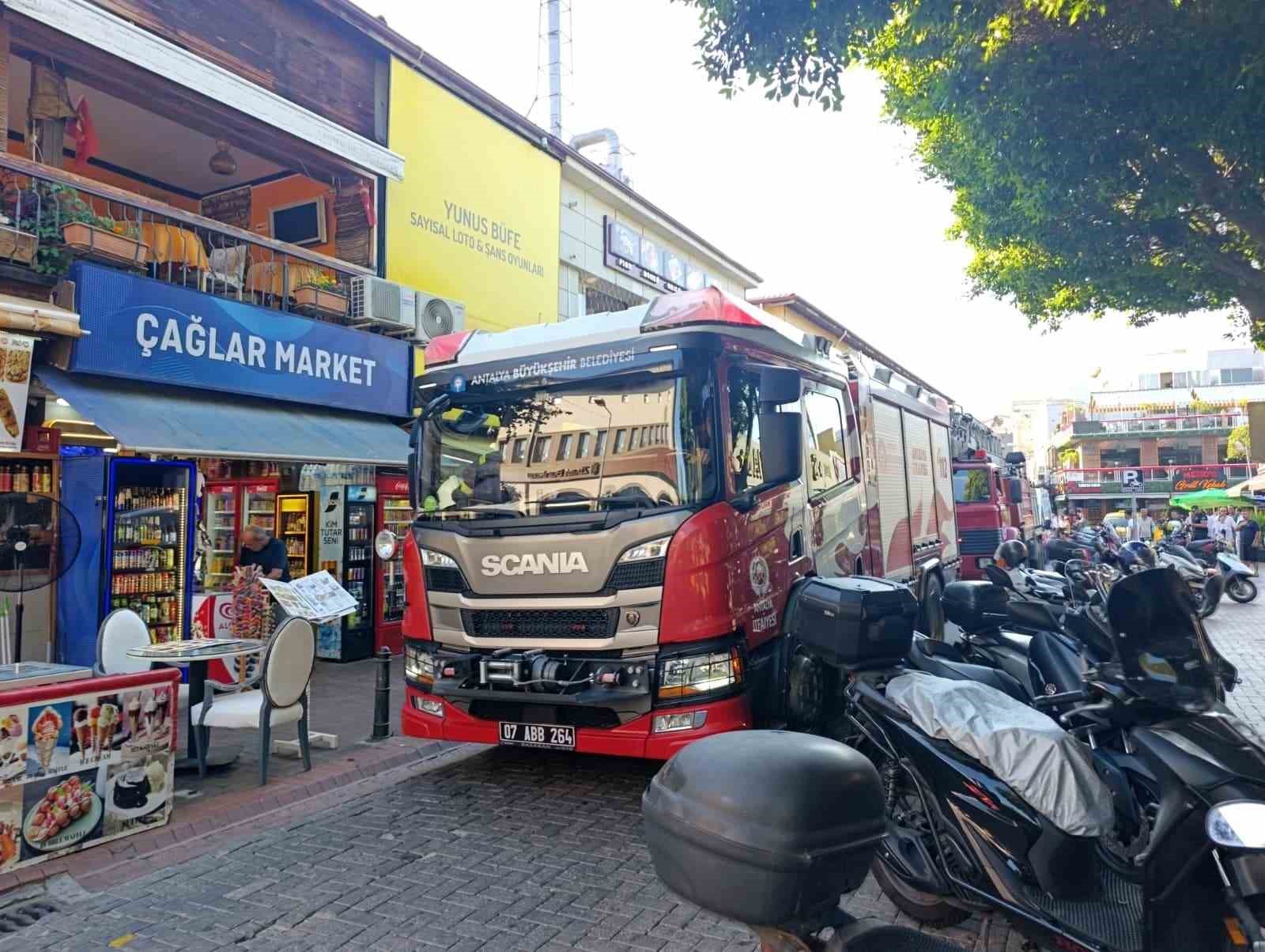 ALANYA’DA RESTORAN BACASINDA ÇIKAN DUMAN PANİĞE NEDEN OLDU