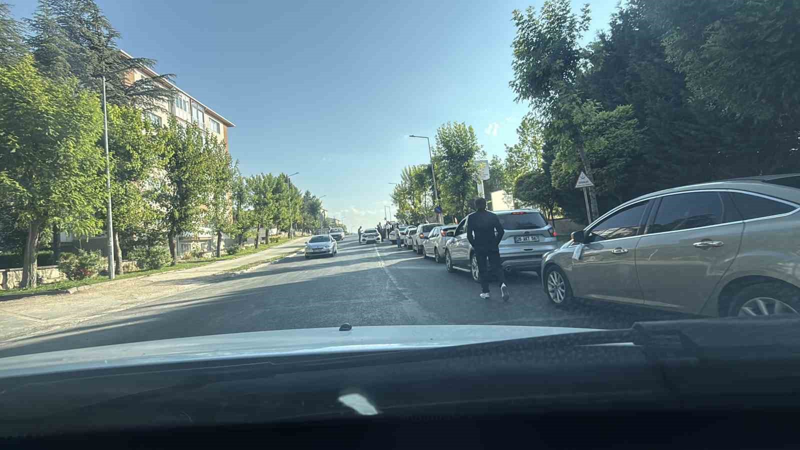 DÜĞÜN KONVOYU AMBULASLARIN ÇIKIŞ YAPTIĞI KAPIYI KAPATTI
