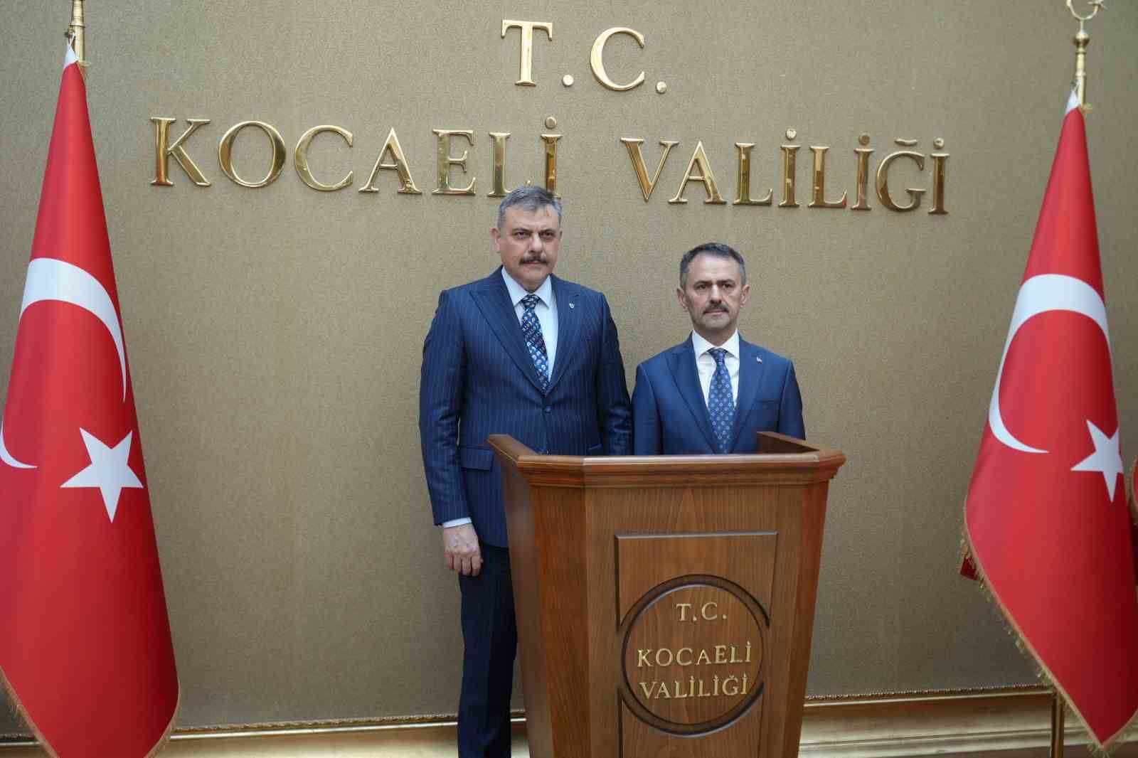 BAKAN ÇİFTÇİ’DEN KOCAELİ’DE AKVARYUM VE KÜTÜPHANE ZİYARETİ