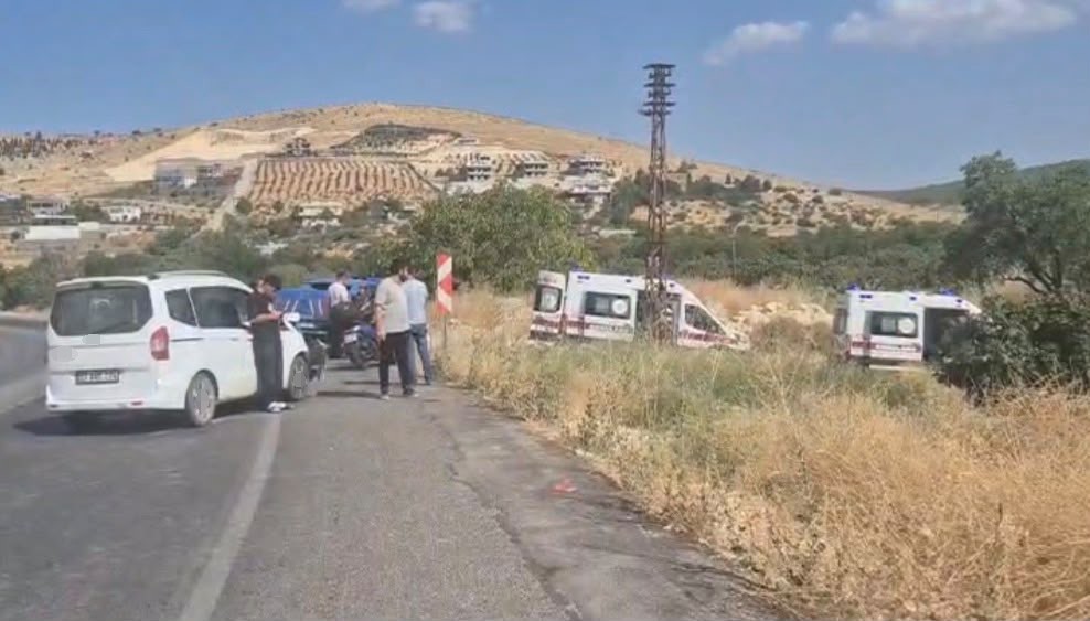 GAZİANTEP’TE HAFİF TİCARİ ARAÇ İLE OTOMOBİL ÇARPIŞTI: 3 YARALI