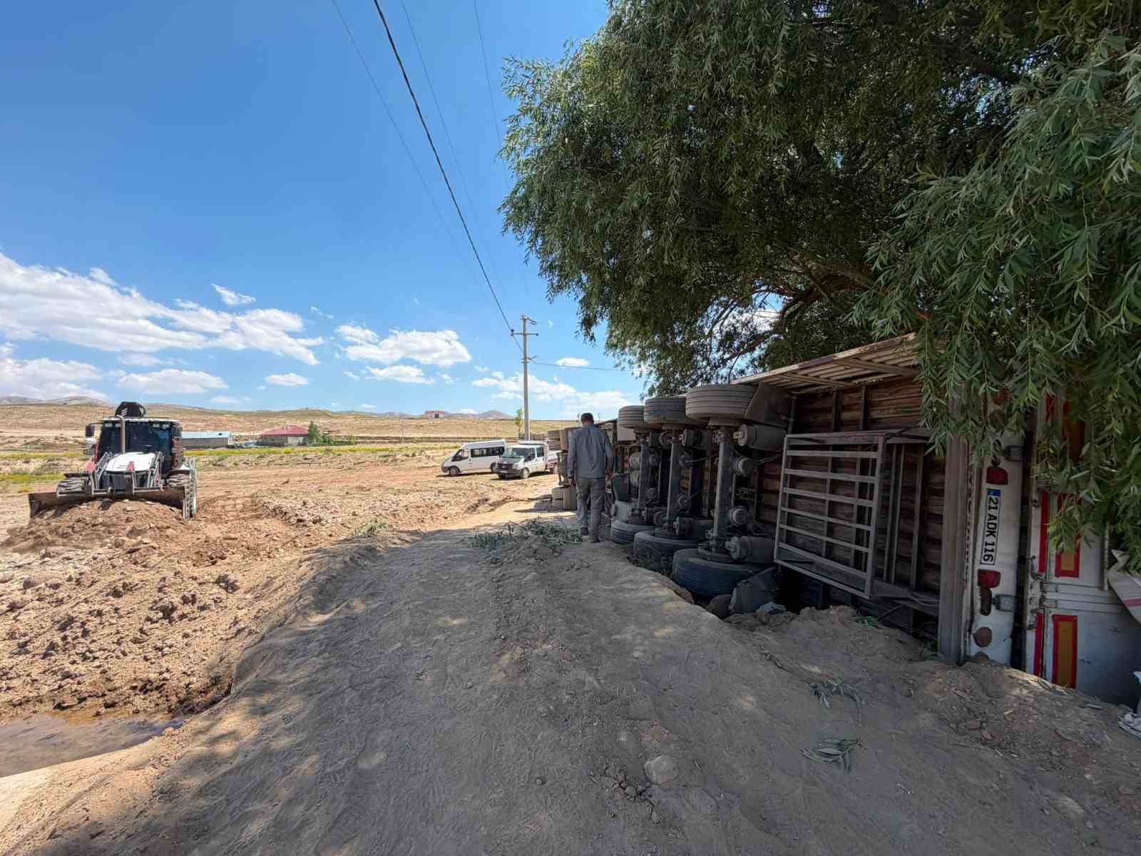 BAŞKALE’DE SAMAN YÜKLÜ TIR DEVRİLDİ