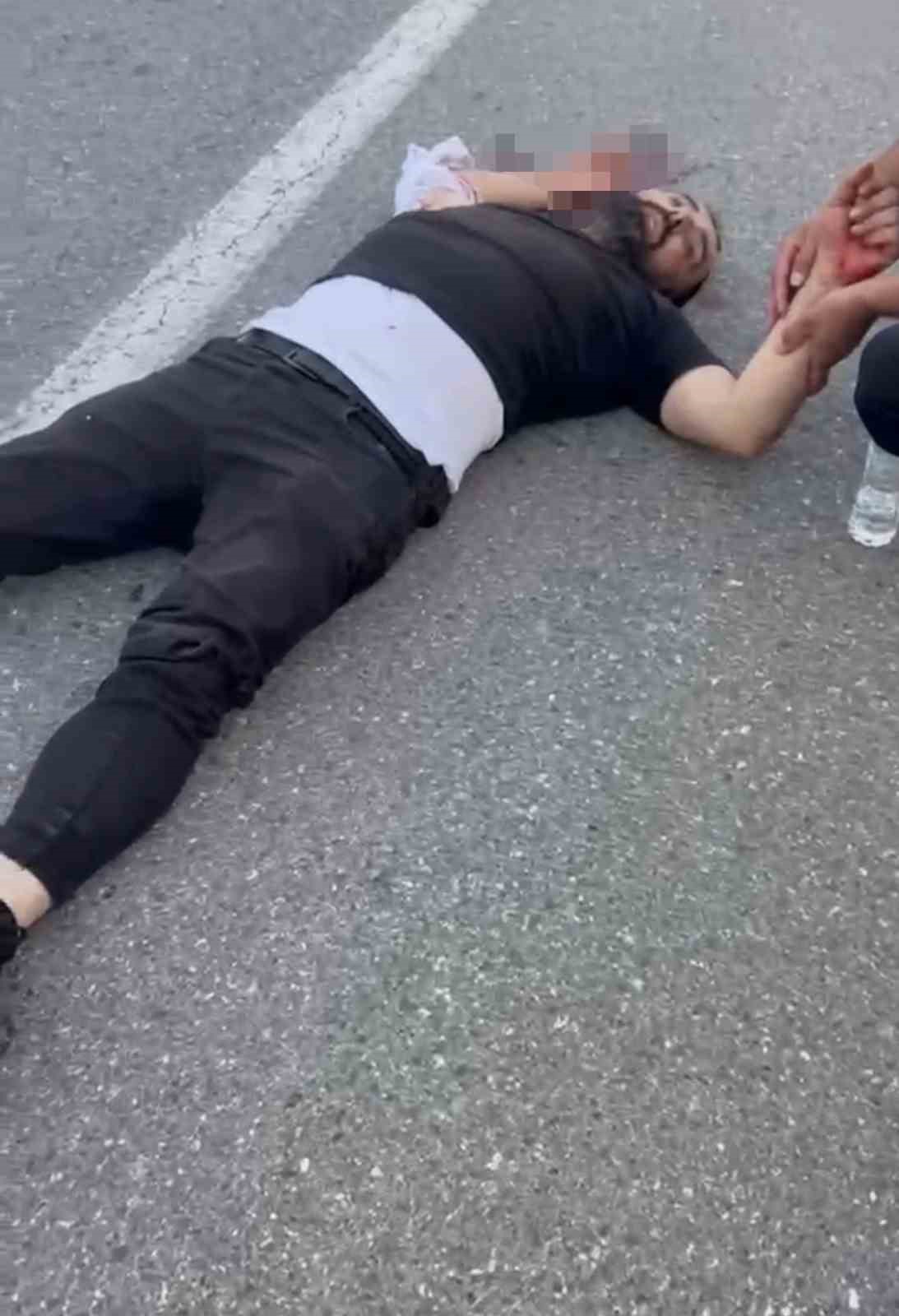 IĞDIR-DOĞUBEYAZIT YOLUNDA MOTOSİKLET BARİYERLERE ÇARPTI: 2 YARALI