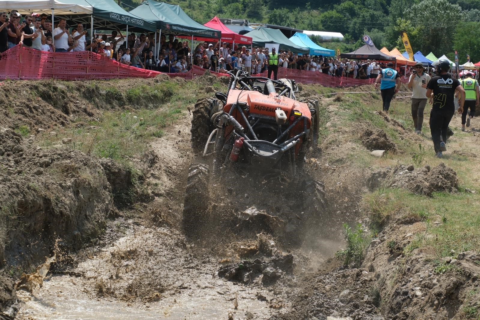 ÇAMUR VE ADRENALİN YENİCE’DE BULUŞTU: OFF-ROAD TUTKUNLARI NEFES KESTİ