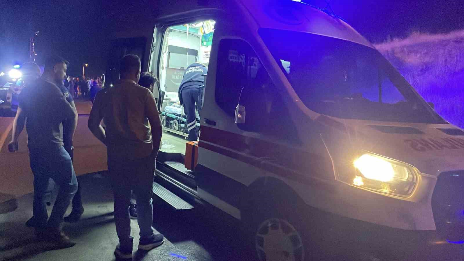 SİVAS’TA 2 OTOMOBİL KAFA KAFAYA ÇARPIŞTI: 6 YARALI