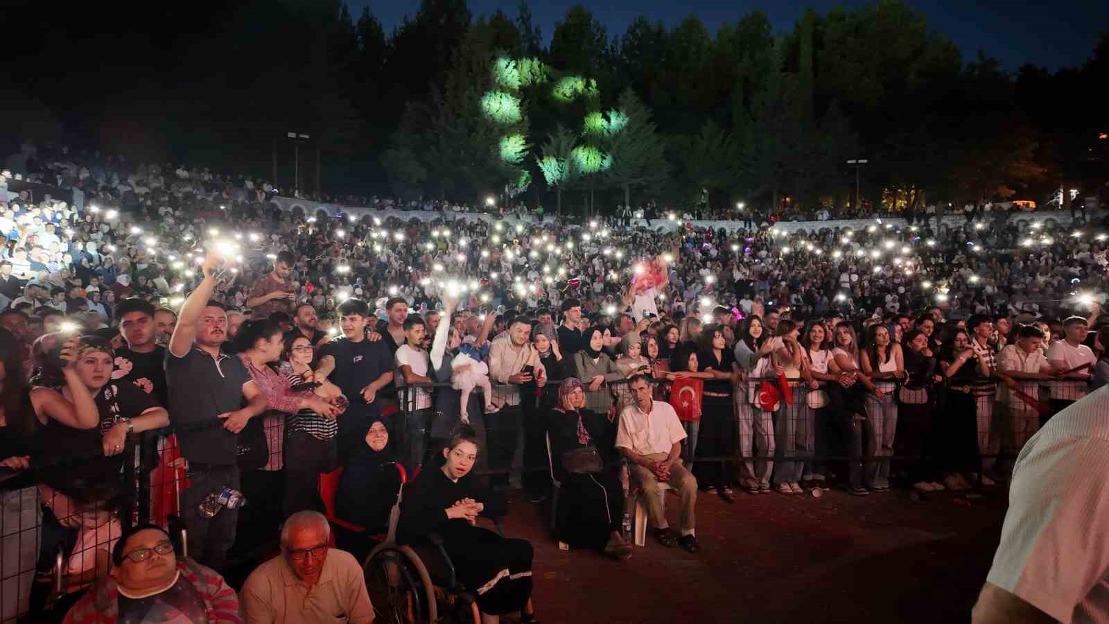 GEDİZ TARHANA FESTİVALİNDE CENGİZ KURTOĞLU COŞKUSU