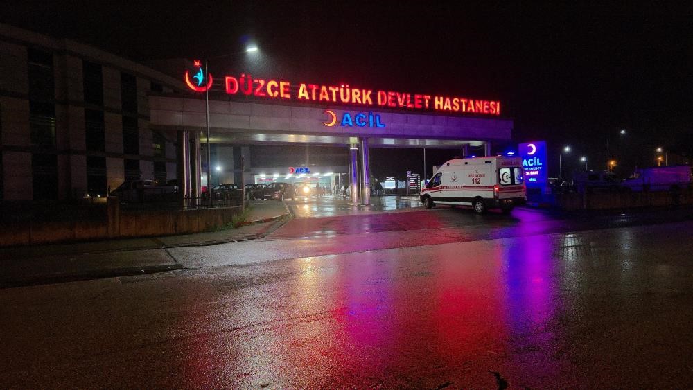DÜZCE’DE TARIM ARACI DEVRİLDİ: 3 YARALI