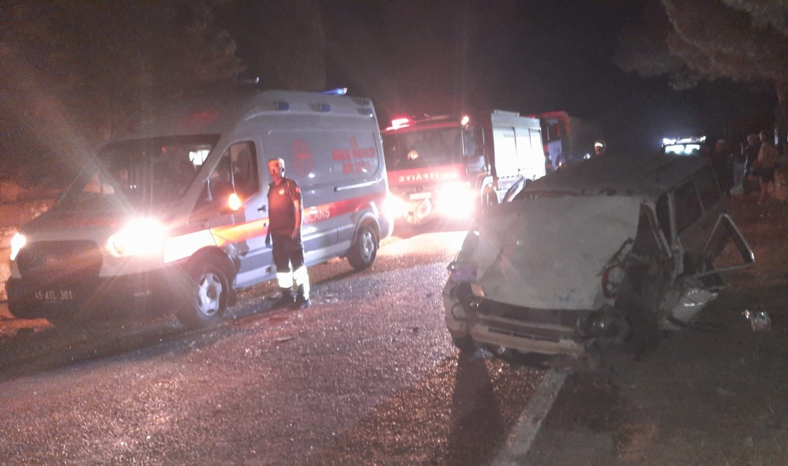MANİSA’DA OTOMOBİL İLE TRAKTÖR ÇARPIŞTI: 2’Sİ AĞIR 4 YARALI