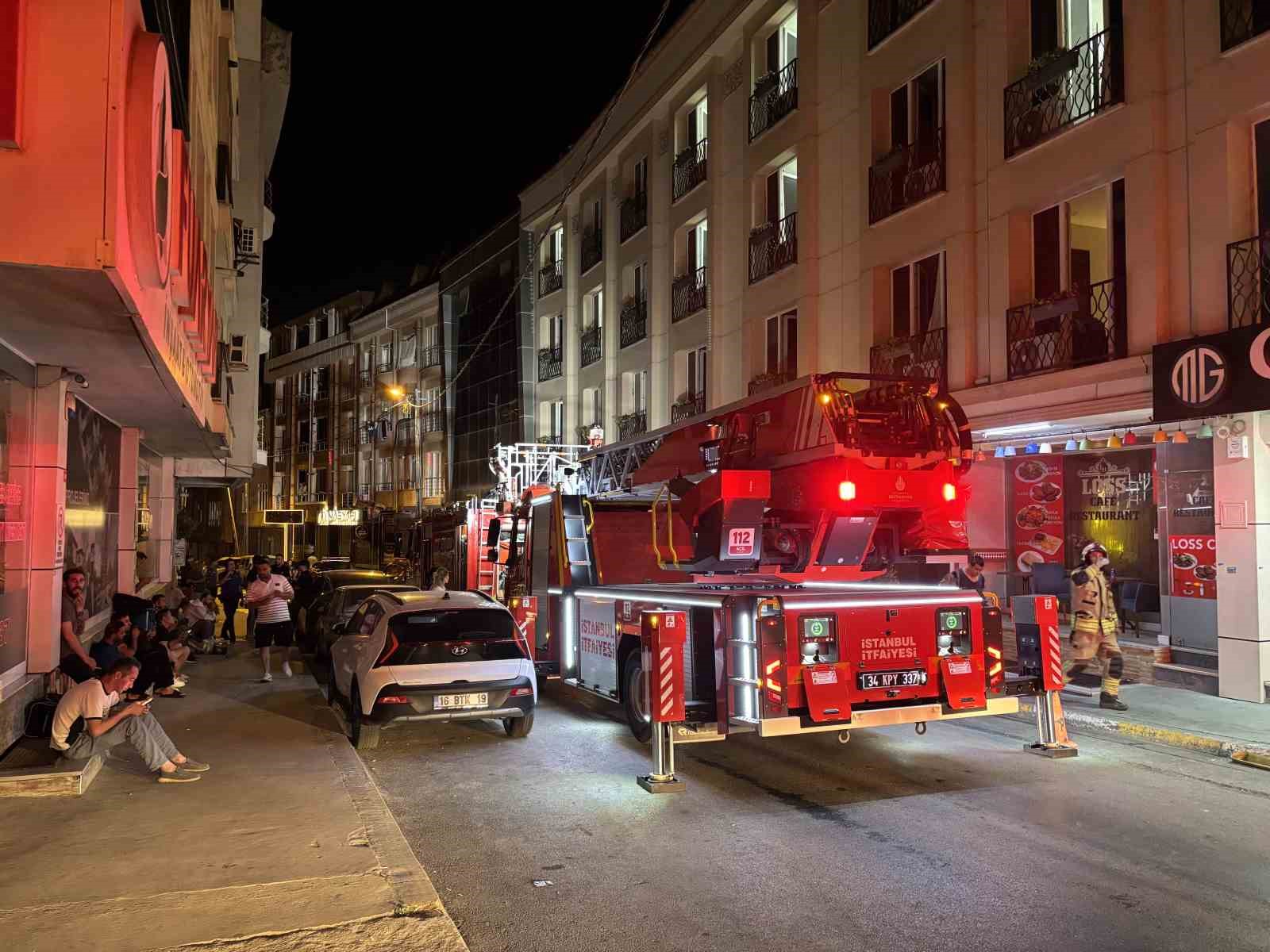 ESENYURT’TA OTEL YANGINI: ÇOK SAYIDA VATANDAŞ MAHSUR KALDI