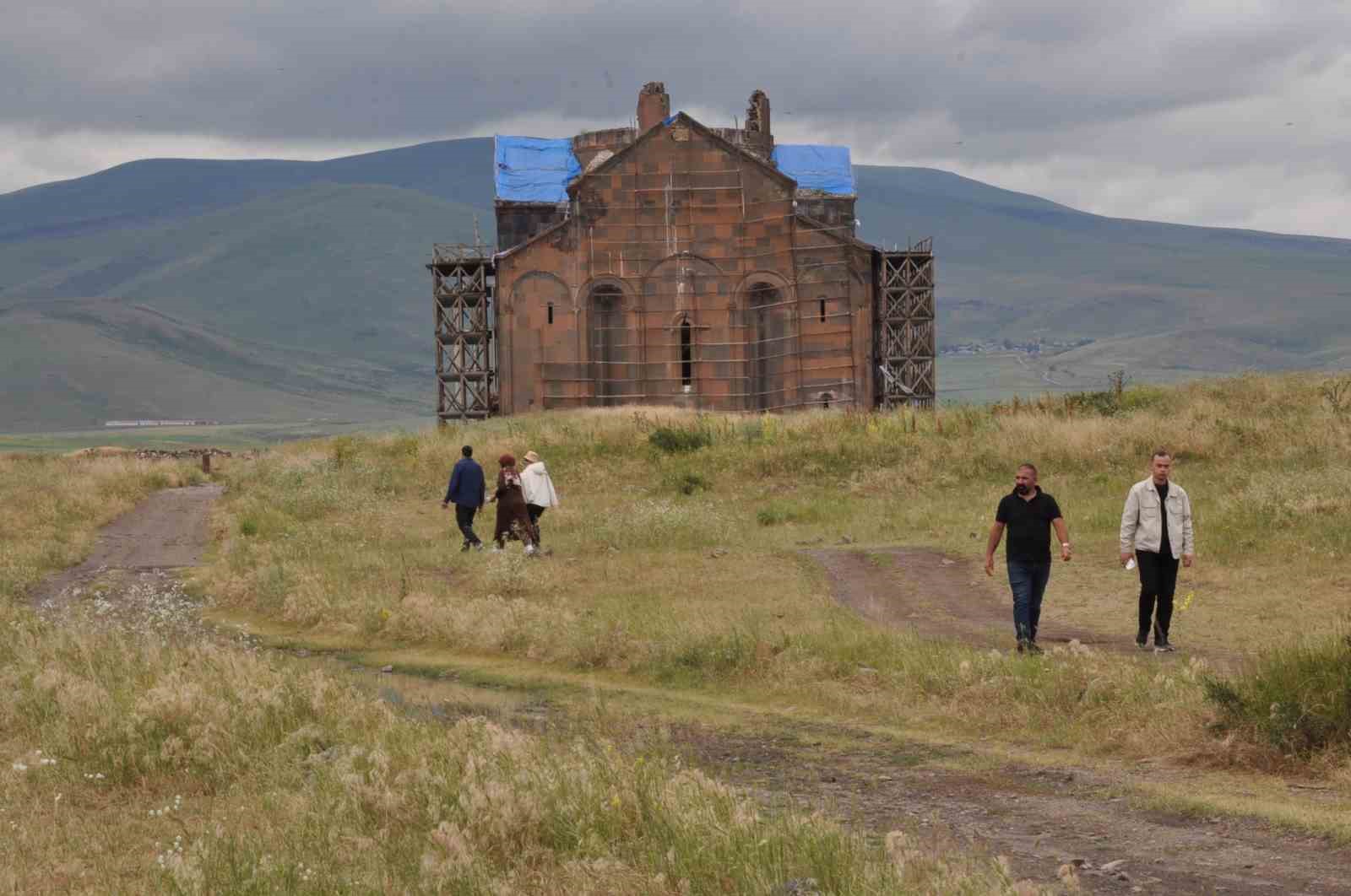 KARS’TAKİ TARİHİ ANİ ÖREN YERİ ZİYARETÇİLERİNİ AĞIRLIYOR