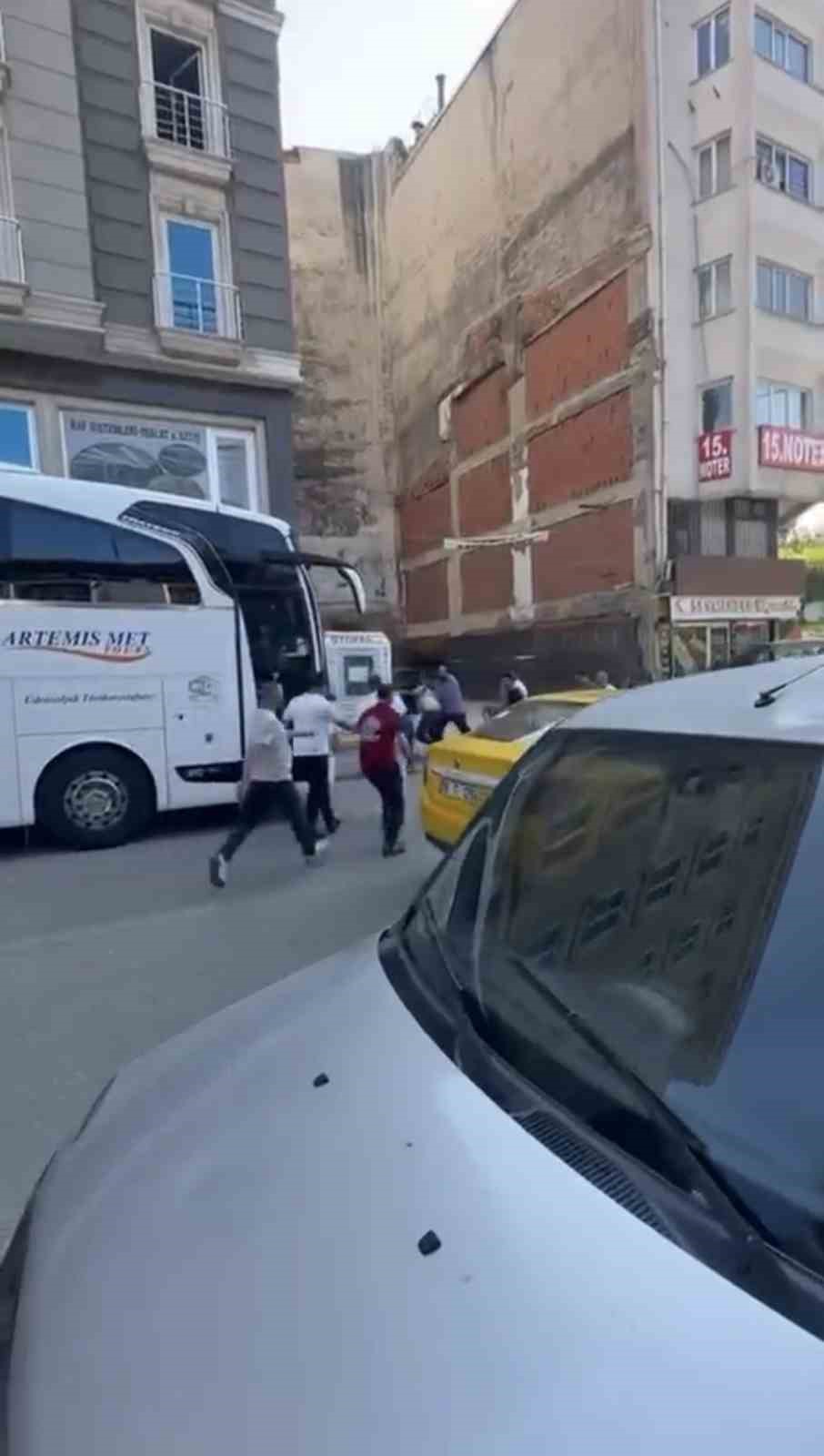 BURSA’DA OTOPARK GÖREVLİSİ İLE VATANDAŞ ARASINDA BIÇAKLI KAVGA
