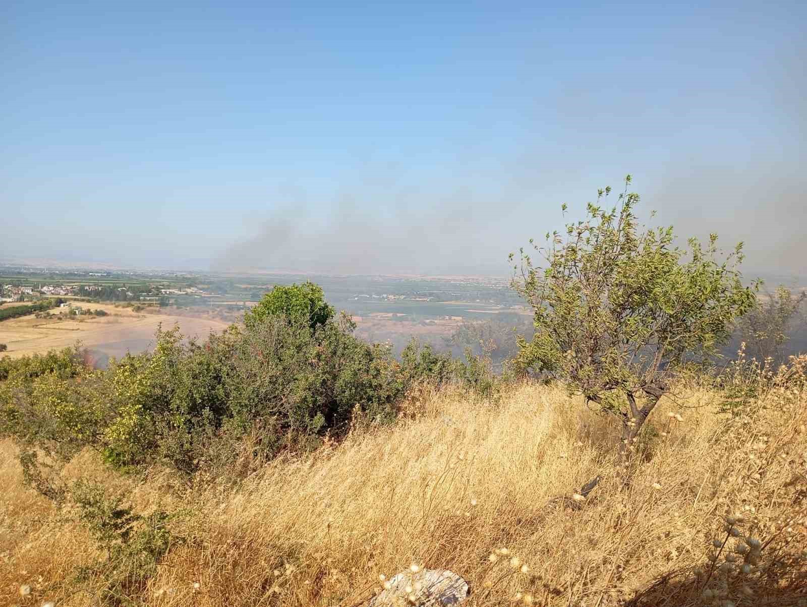 BALIKESİR’DE ARAZİ YANGININA ORMAN VE İTFAİYE EKİPLERİ MÜDAHALE ETTİ