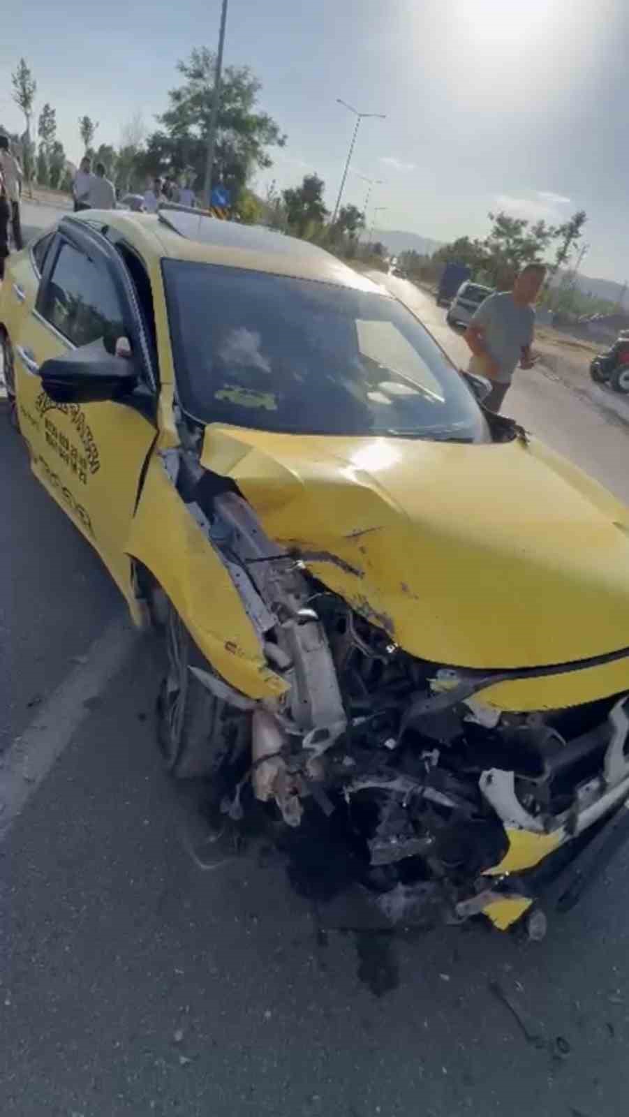 PATNOS’TA HAFİF TİCARİ TAKSİ İLE OT YÜKLÜ TRAKTÖR ÇARPIŞTI: 3 YARALI