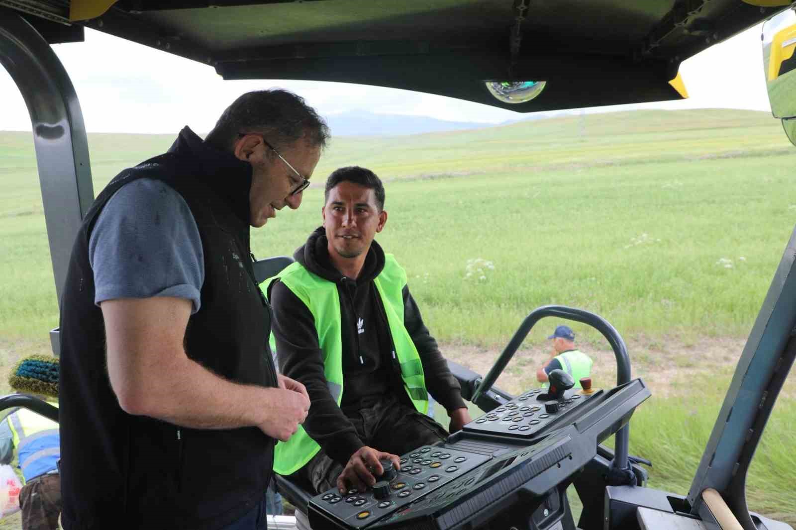VALİ ZİYA POLAT, SELİM’DE DEVAM EDEN YOL ÇALIŞMALARINI YERİNDE İNCELEDİ
