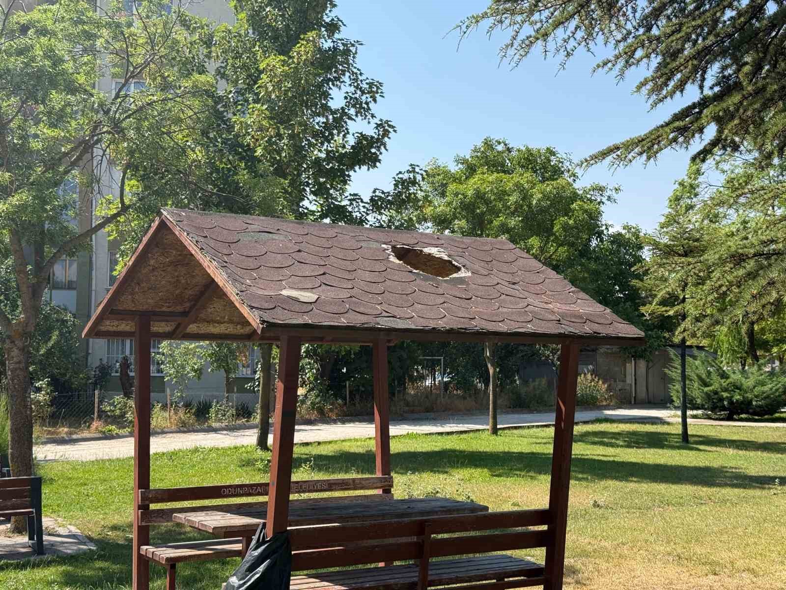 ESKİŞEHİR’DE PARKTAKİ KAMELYANIN ÇATISINDA HASAR MEYDANA GELDİ