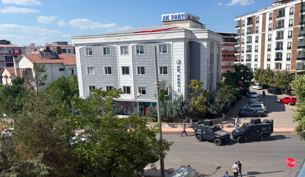 SİİRT’TE AK PARTİ İL BİNASI ÖNÜNE BIRAKILAN ŞÜPHELİ ÇANTA KONTROLLÜ PATLATILDI