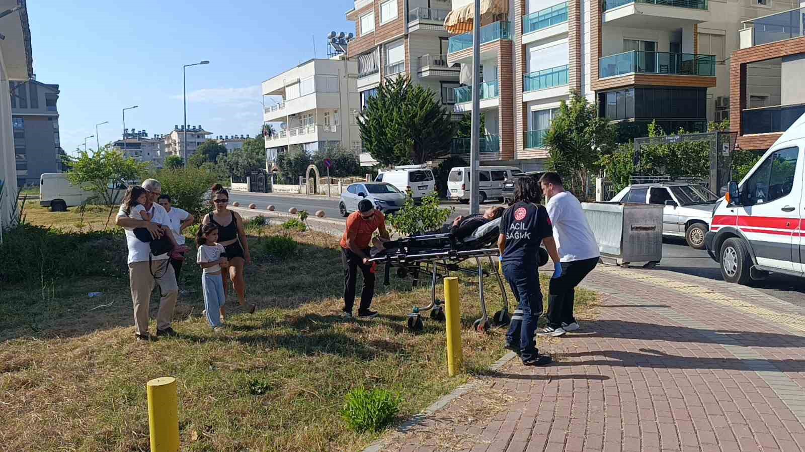 MANAVGAT’TA TİCARİ TAKSİ İLE OTOMOBİL ÇARPIŞTI: 4 YARALI