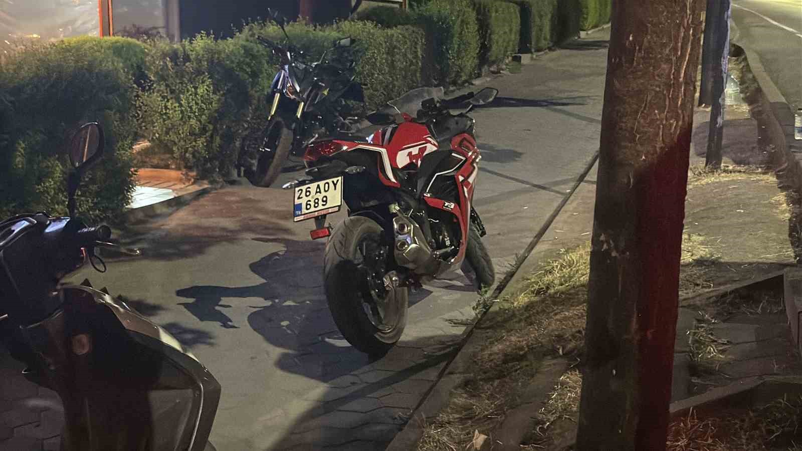ÖNÜNE KÖPEK FIRLAYAN MOTOSİKLETLİ, KAZA YAPIP KENDİ ÇAĞIRDIĞI AMBULANSI REDDETTİ