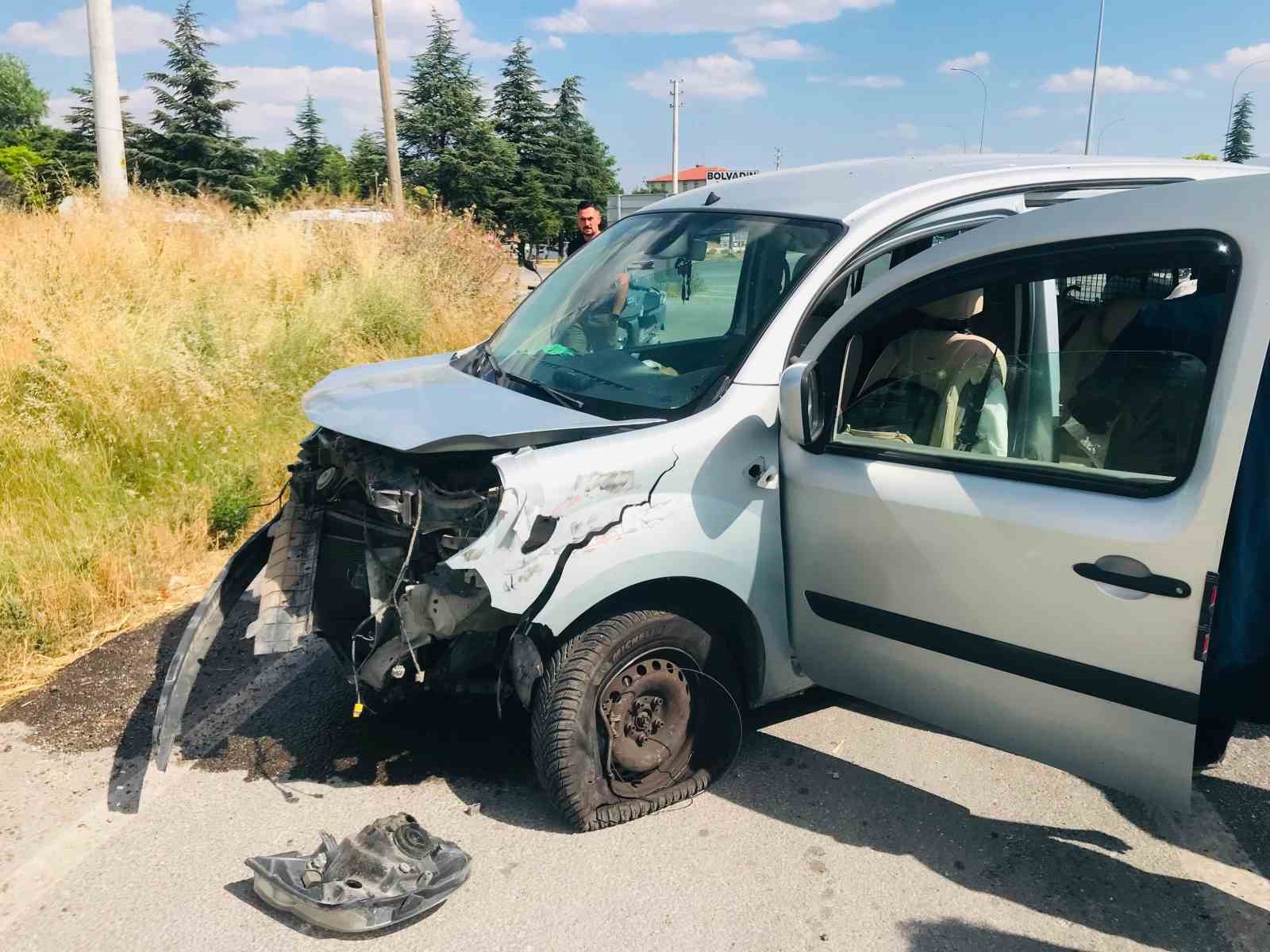 İKİ OTOMOBİLİN ÇARPIŞTIĞI KAZADA 4 KİŞİ YARALANDI