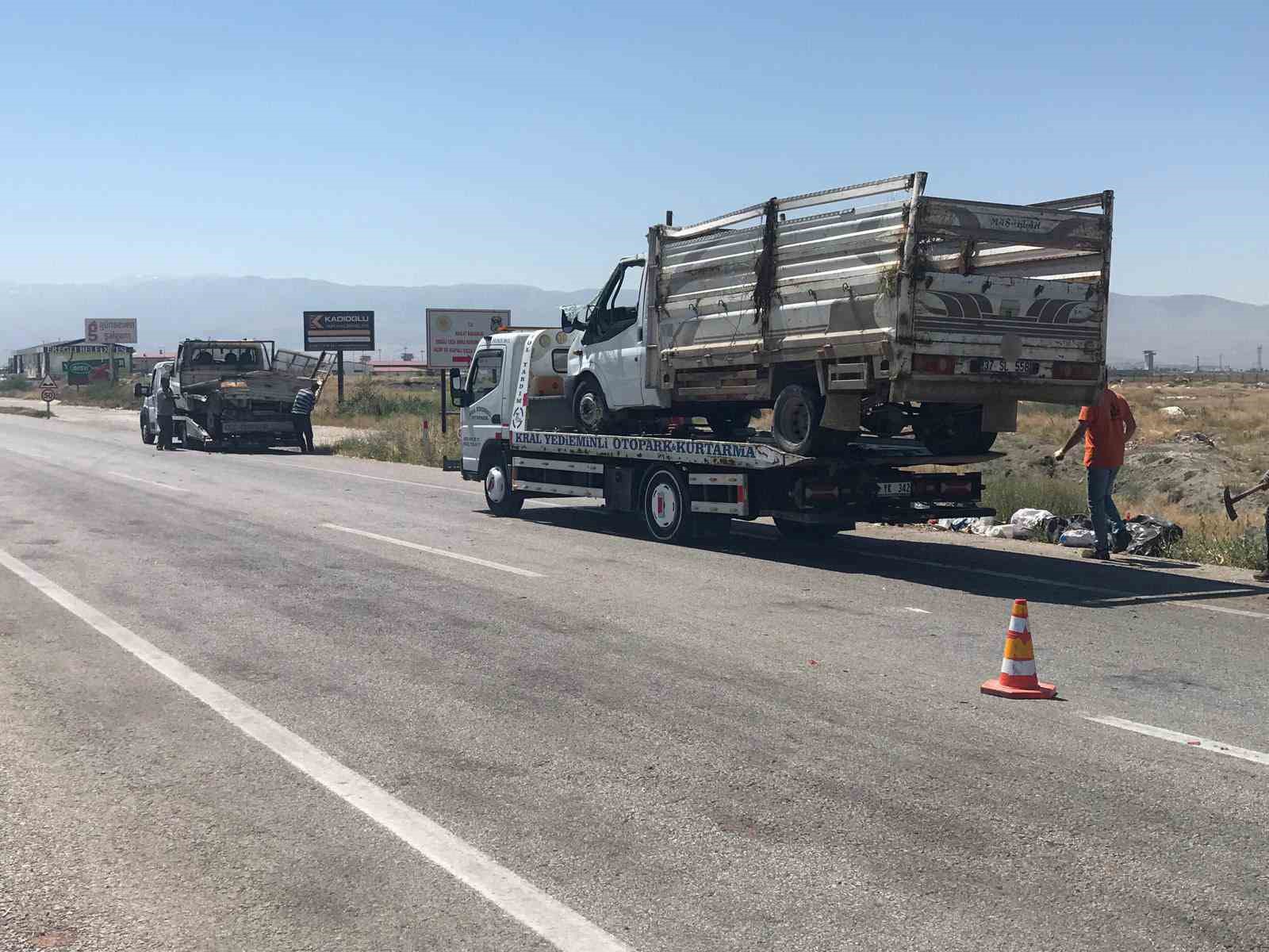 EREĞLİ’DE KAMYONETLER ÇARPIŞTI: 2 YARALI