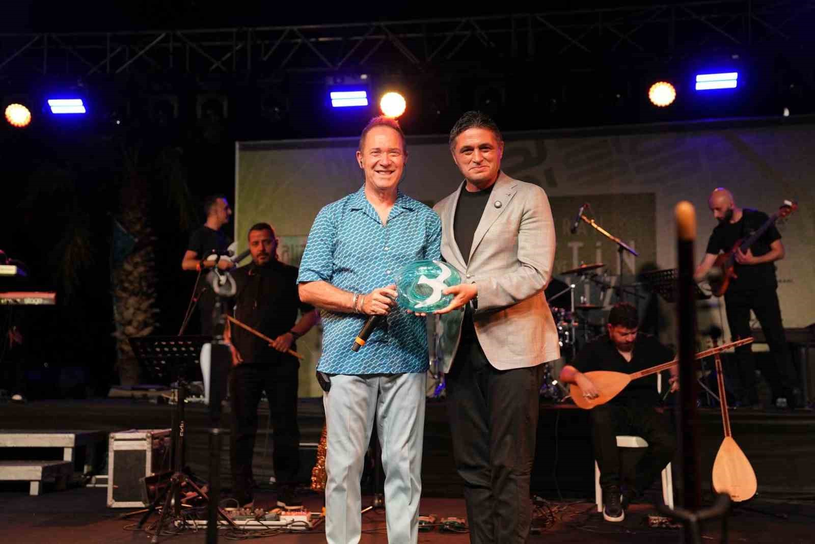 ALİAĞA SANAT GÜNLERİ, ŞAKRAN ZEYTİN VE DENİZ FESTİVALİ İLE BAŞLADI