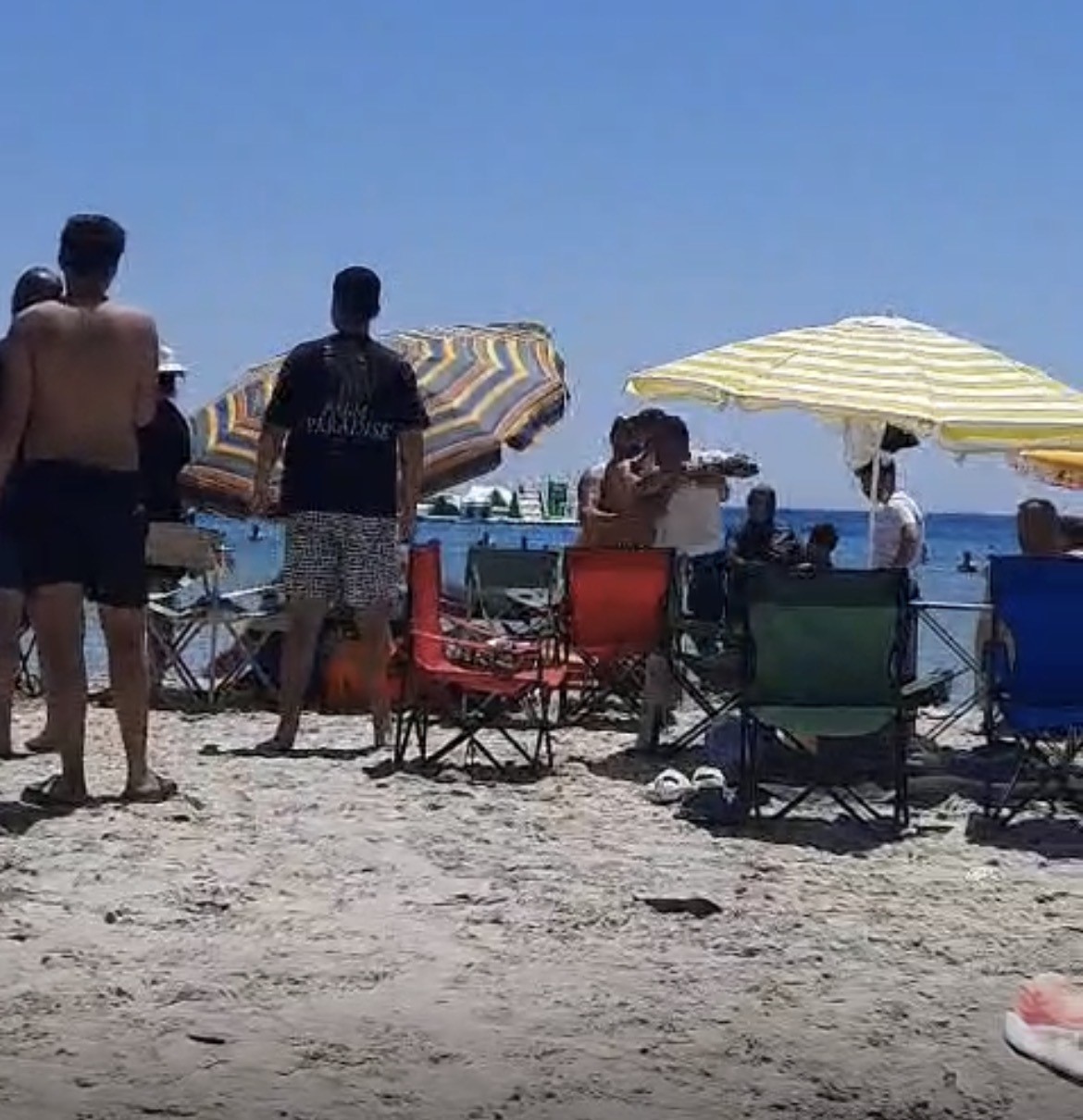 ÇEŞME’DE PLAJDA ‘ŞEMSİYENİ AÇAMAZSIN’ KAVGASI