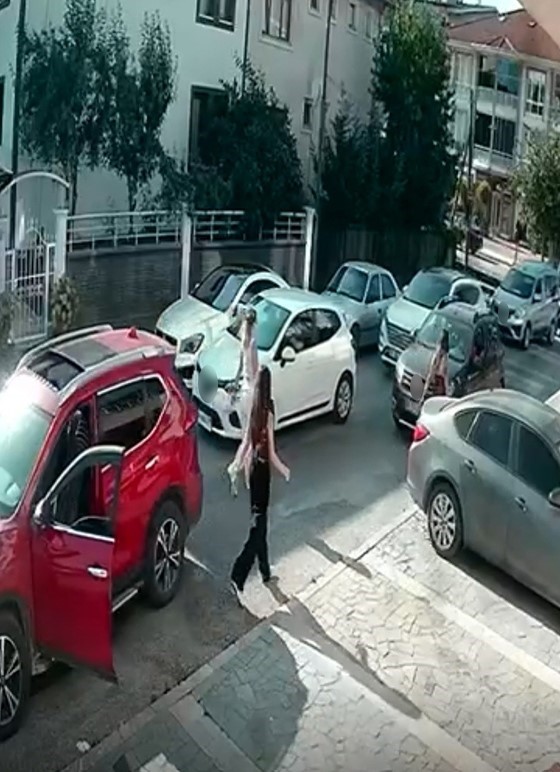 TRAFİKTE ARAÇTAN İNEN 3 KADIN ÇOCUKLU AİLEYE SALDIRDI