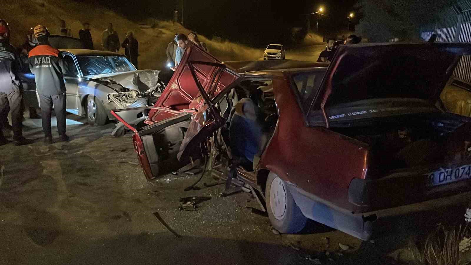 SİVAS’TA GECE SAATLERİNE İKİ OTOMOBİLİN ÇARPIŞTIĞI KAZADA 1 KİŞİ ÖLDÜ, 5 KİŞİ YARALANDI