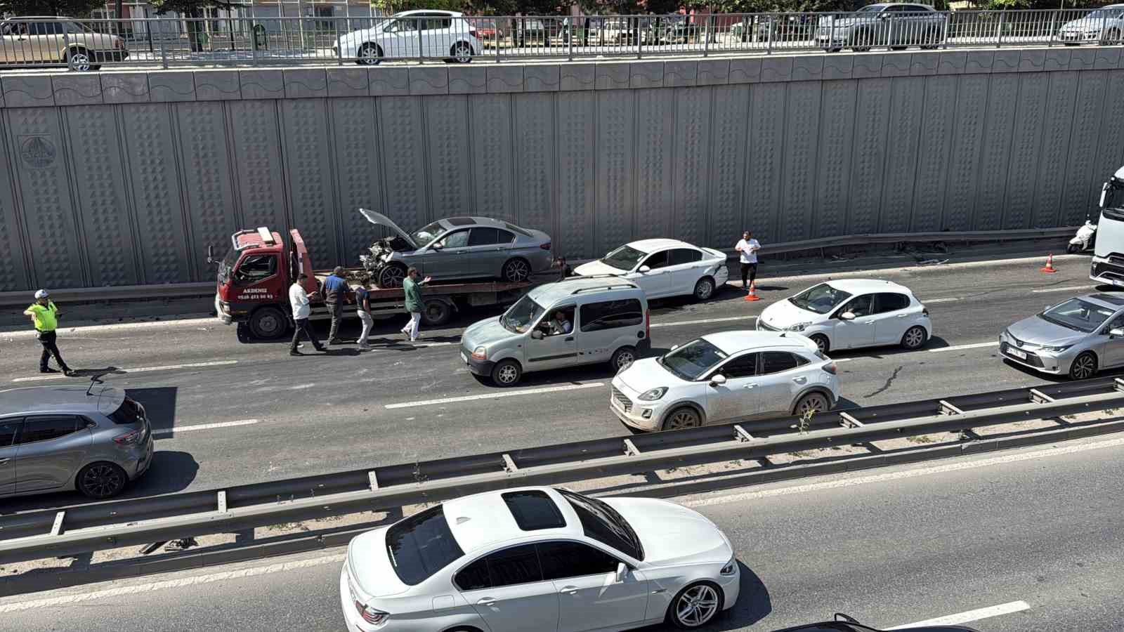ÇEVRE YOLU’NDA 3 ARACIN KARIŞTIĞI ZİNCİRLEME KAZA: 2 YARALI