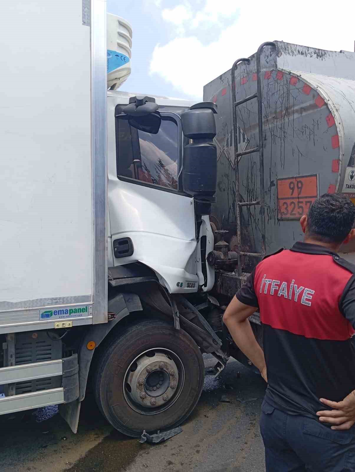 OSMANİYE’DE TANKERE ARKADAN ÇARPAN TIRDA 2 KİŞİ YARALANDI