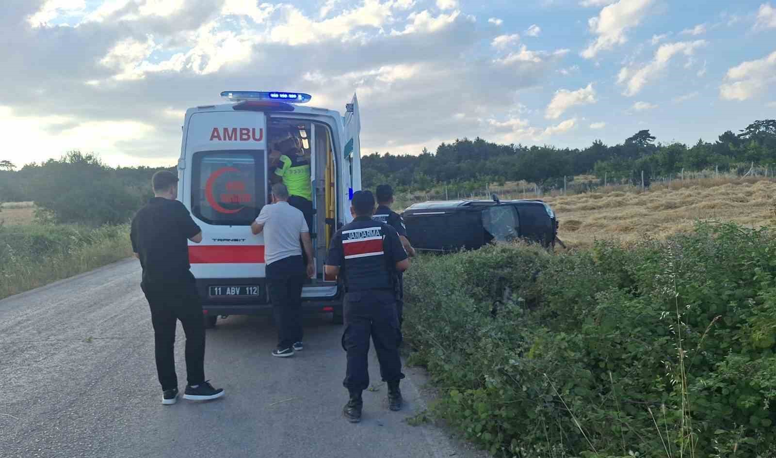 KAMYONET TARLAYA DEVRİLDİ: 1 YARALI