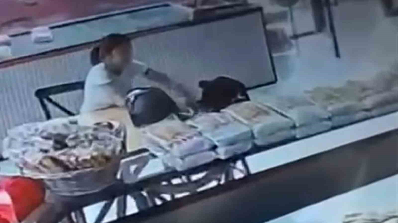 FIRINDA ’PES’ DEDİRTEN HIRSIZLIK: ÇAYINA ŞEKER ATTI, ŞEKERLİĞİ ÇANTASINA SAKLADI