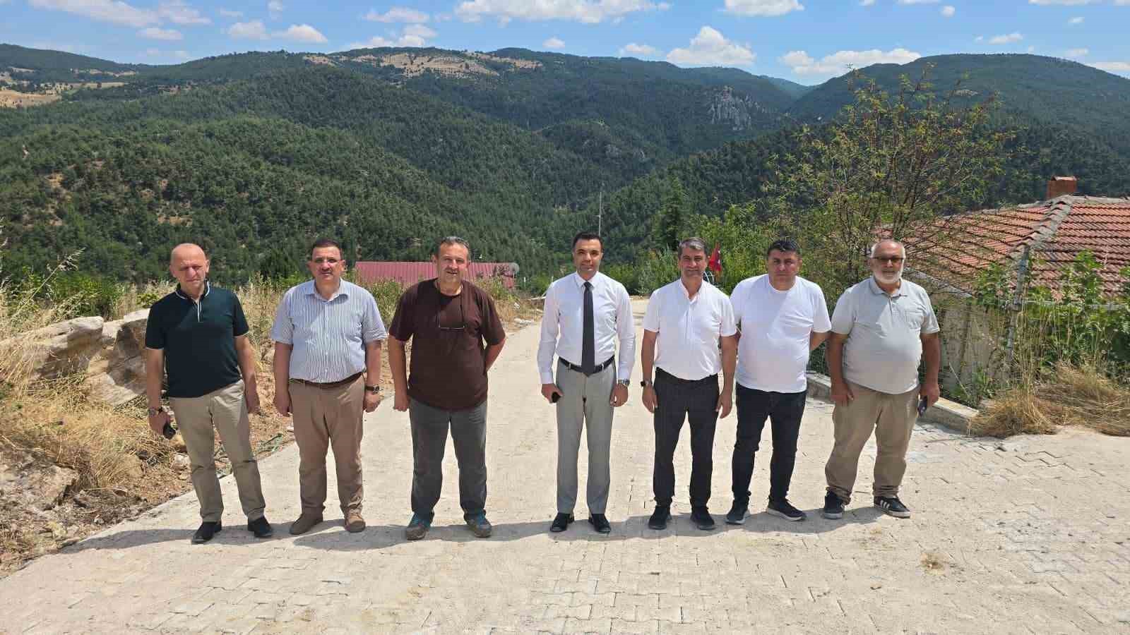 KÖYLERDE PARKE TAŞI DÖŞEME ÇALIŞMALARI SÜRÜYOR