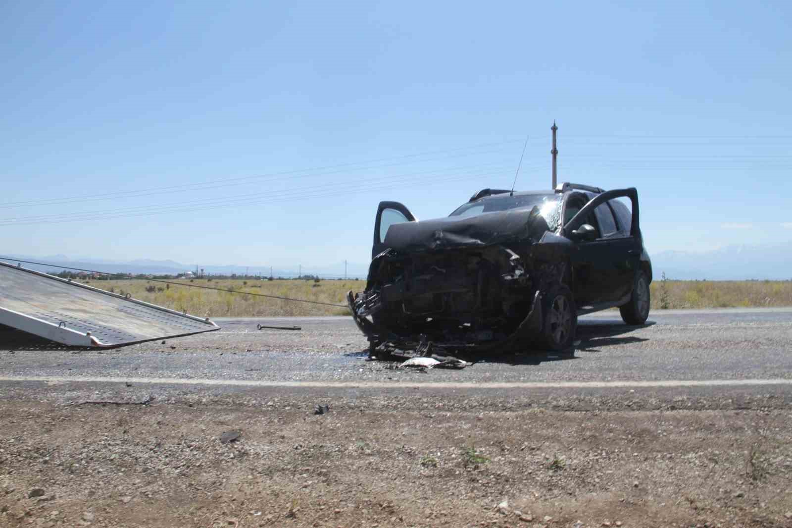 SUV ARAÇLAR KAFA KAFAYA ÇARPIŞTI: 9 YARALI