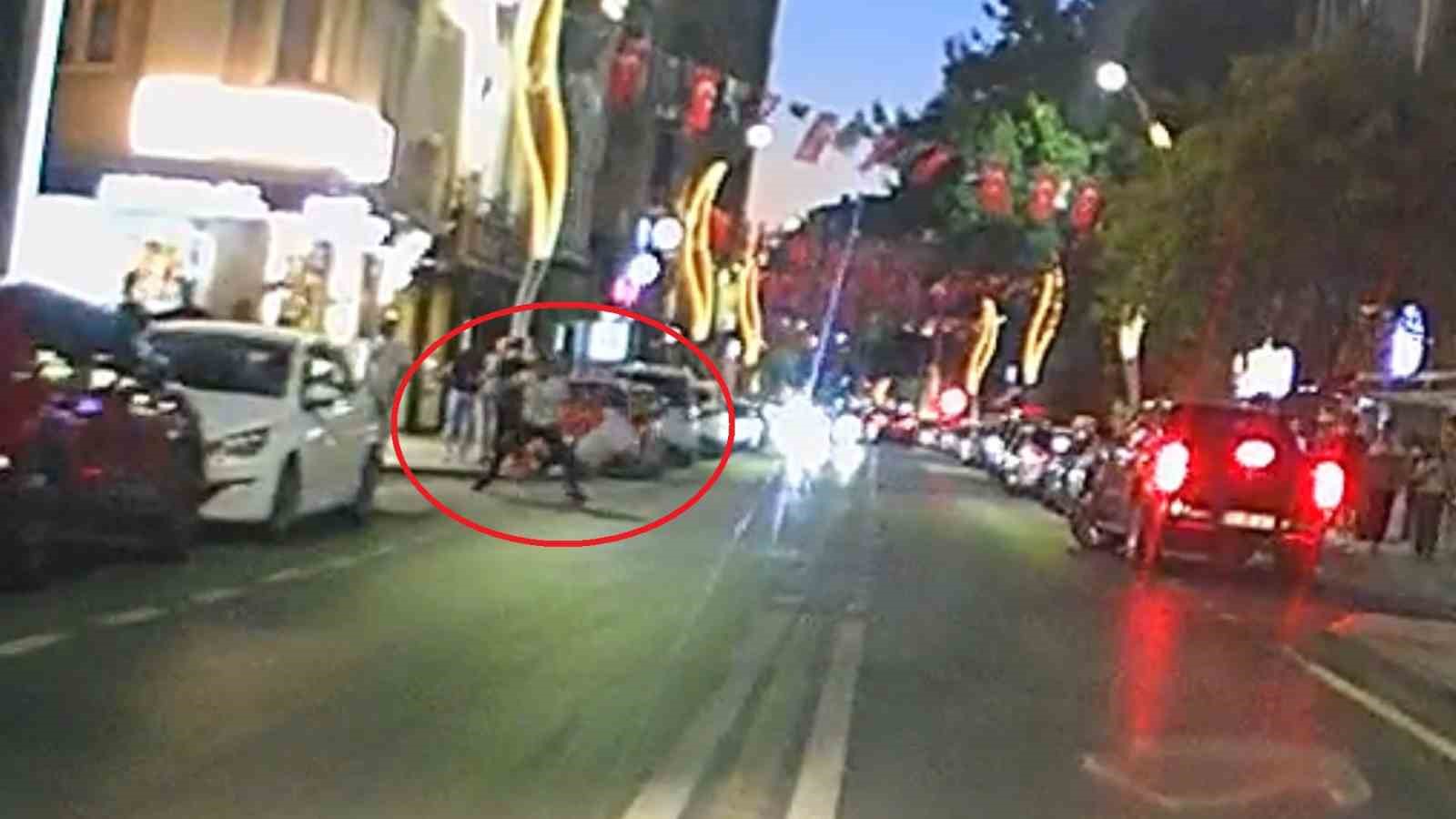 SAMSUN’DA TAŞKINLIK YAPAN ALKOLLÜ ŞAHSI TEK YUMRUKLA YERE SERDİ: O ANLAR KAMERADA