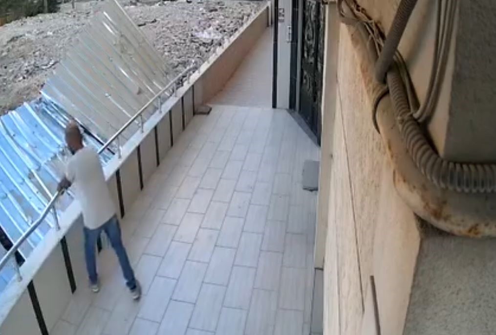 AVCILAR’DA BAHÇEDEKİ TIRABZANLARINI SÖKÜP ÇALAN HIRSIZLAR KAMERADA