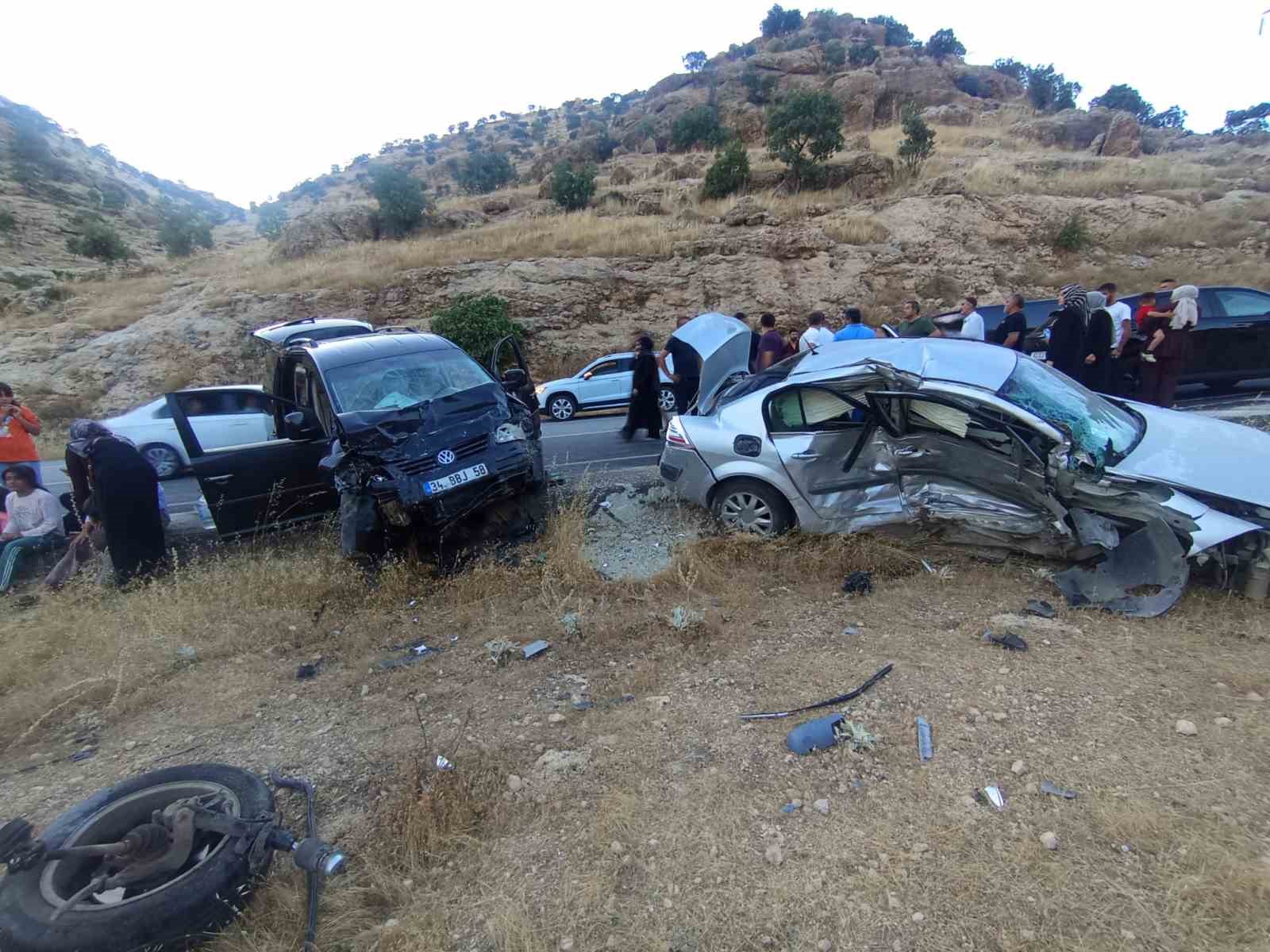 MARDİN’DE İKİ OTOMOBİL ÇARPIŞTI: 9 YARALI