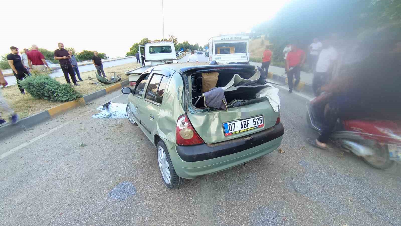 KAMYONETE ÇARPAN OTOMOBİL KARŞI ŞERİDE GEÇTİ: 2 YARALI