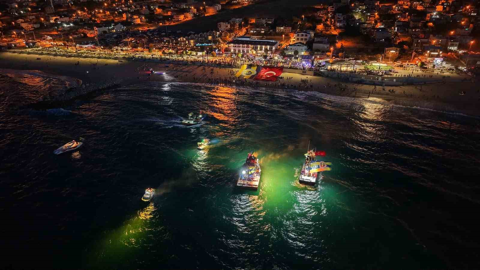KARABURUN SAHİLİ SARI-LACİVERT RENKLERE BÜRÜNDÜ