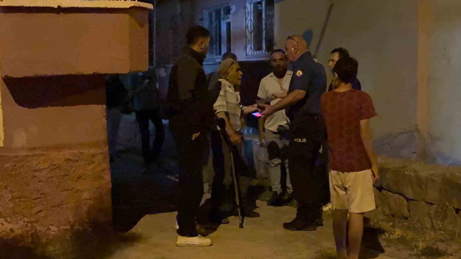 YÜRÜMEKTE ZORLUK ÇEKEN BABASININ TEKERLEKLİ SANDALYESİNİ ATEŞE VERDİ