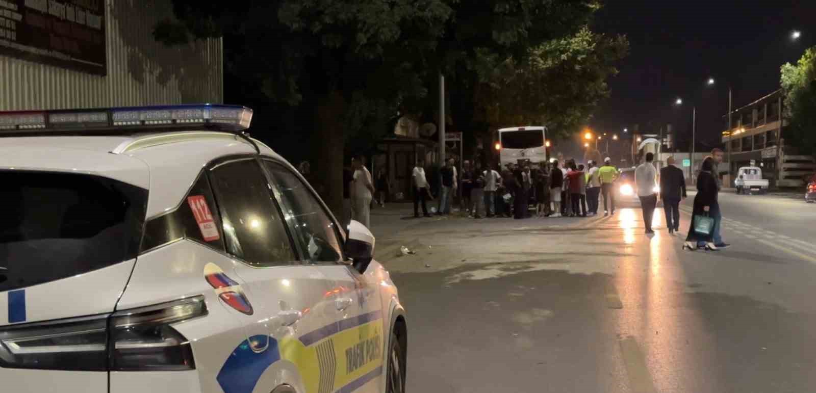 SAKARYA’DA HAFİF TİCARİ ARAÇ İLE İKİ MOTOSİKLET ÇARPIŞTI: 2 AĞIR YARALI