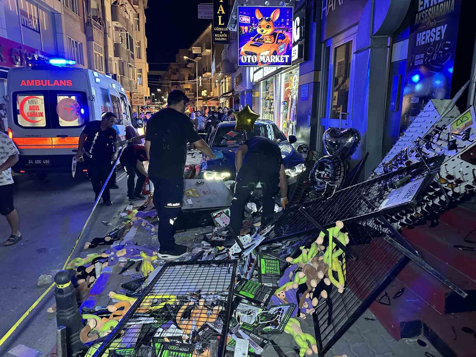 AYDINLATMA DİREĞİNE ÇARPAN OTOMOBİL KALDIRIMA ÇIKTI: 4 YARALI