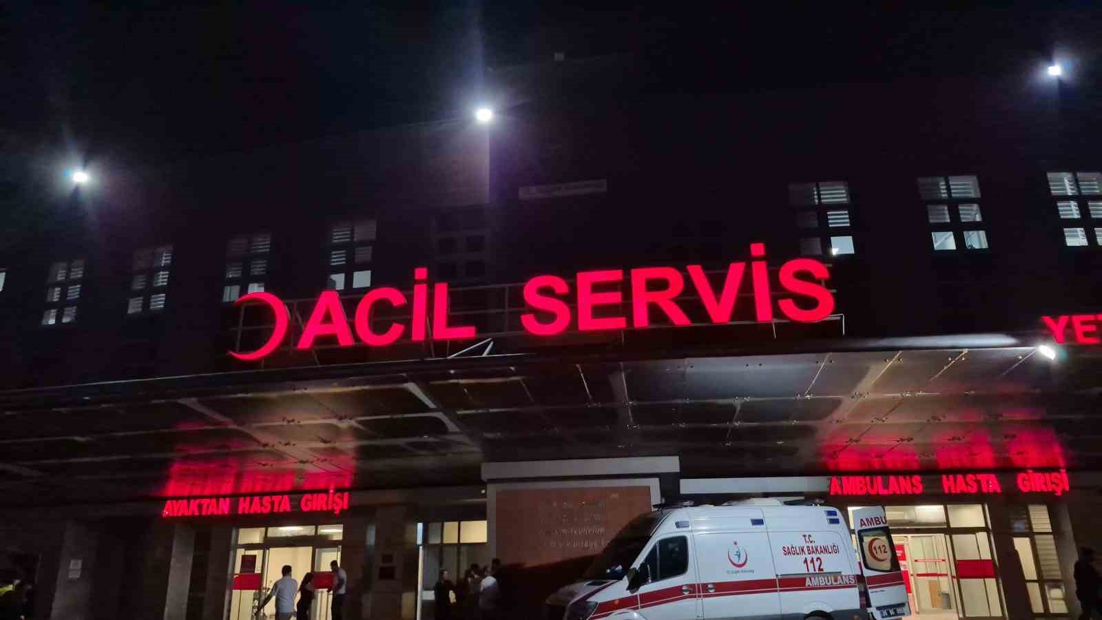 PLAKASIZ MOTOSİKLET ’DUR’ İHTARINA UYMADI, BEKÇİYE ÇARPIP KAÇTI